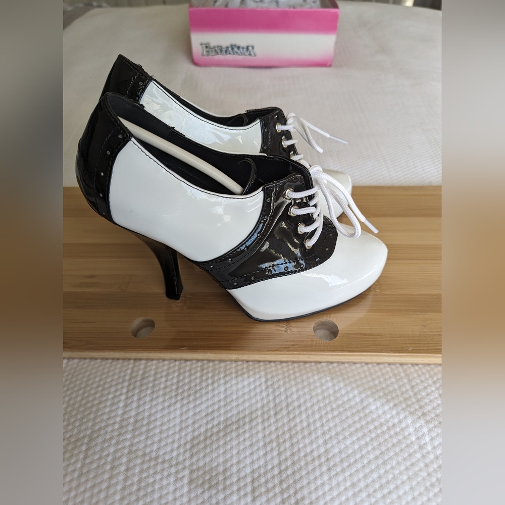 Funtasma Black & White Lace Up 4" Heeled Oxfords Model "SADDLE 48" SZ 6 .